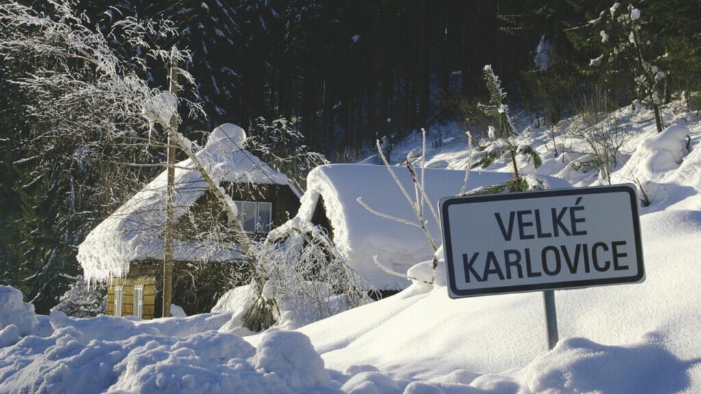 Zima ve Velkých Karlovicích na Valašsku.