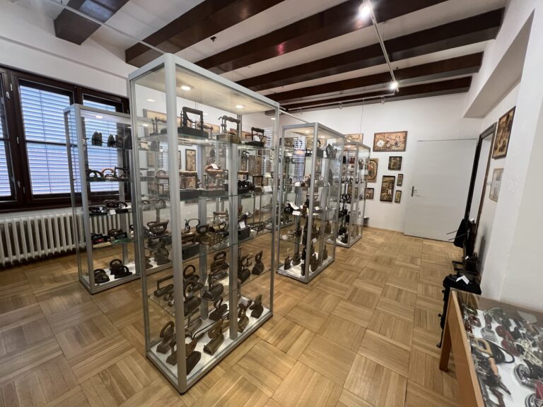 Městské muzeum v Brumově-Bylnici - expozice prezentuje historický vývoj žehliček nejrůznějších druhů a jejich příslušenství – od úplně prvních typů až k dnes běžným elektrickým pomocníkům v domácnosti_archiv město Brumov-Bylnice
