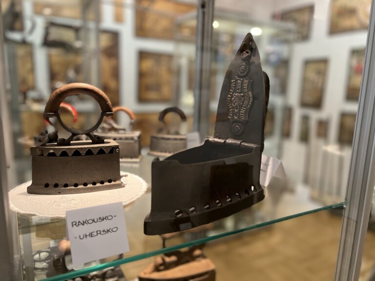 Městské muzeum v Brumově-Bylnici - expozice prezentuje historický vývoj žehliček nejrůznějších druhů a jejich příslušenství – od úplně prvních typů až k dnes běžným elektrickým pomocníkům v domácnosti_archiv město Brumov-Bylnice