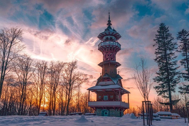 Jurkovičova rozhledna v Rožnově pod Radhoštěm bývá výjimečně otevřena také v zimě.