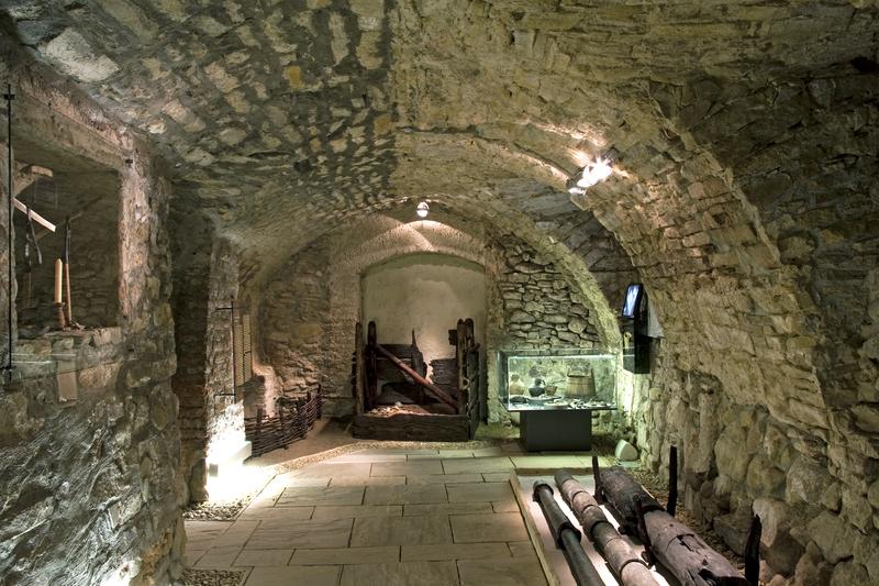 Muzeum Kroměřížska prostřednictvím expozice umístěné v historickém sklepení přibližuje veřejnosti vznik města Kroměříž.
