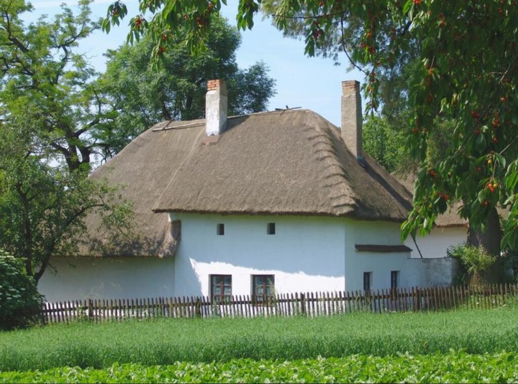 Muzeum v přírodě Rymice prezentuje způsob bydlení a hospodaření na Moravě. Muzeum je jedinečné tím, že malebná vesnická stavení stojí na svém původním místě – najdete je rozeseté po obci Rymice na Kroměřížsku.