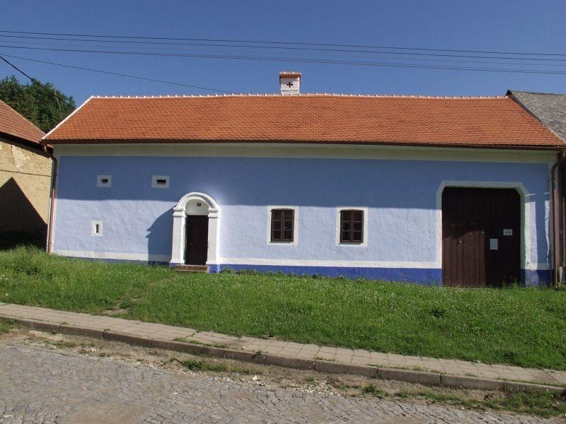 Muzeum v přírodě Topolná představuje zemědělskou usedlost dokládají typickou podobu domu stavěného v Pomoraví z nepálených cihel.