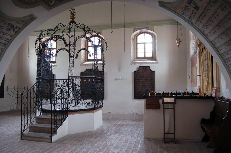 Šachova synagoga v Holešově je světovým unikátem. Jedná se o jedinou synagogu polského typu, která se zachovala v původní podobě. Prostoru synagogy dominuje kované řečniště v hlavním sále.