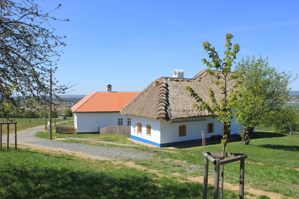 Skanzen Rochus – muzeum v přírodě v srdci Slovácka, v Uherském Hradišti nabízí poznání života našich předků, tradiční lidové architektury.