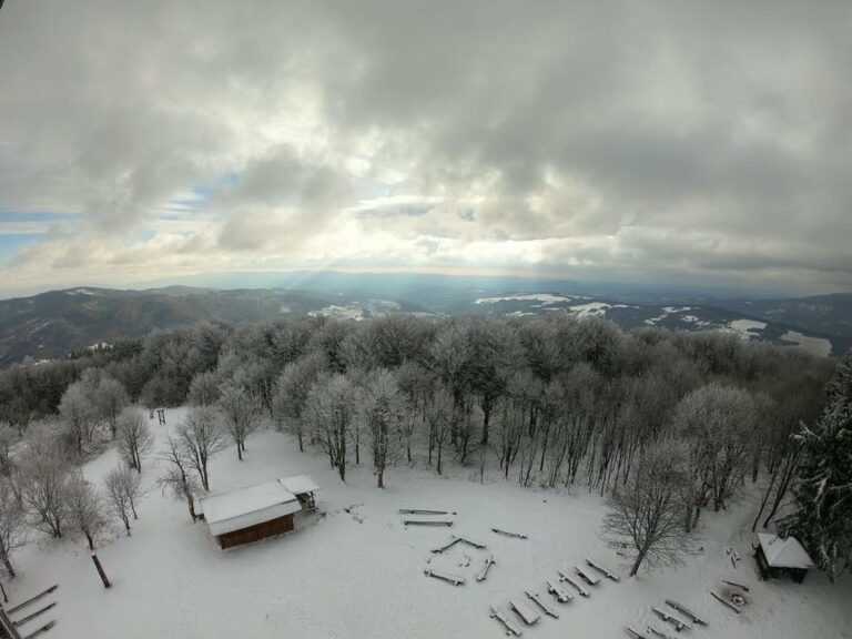 Zimní výhled z rozhledny na Velkém Lopeníku