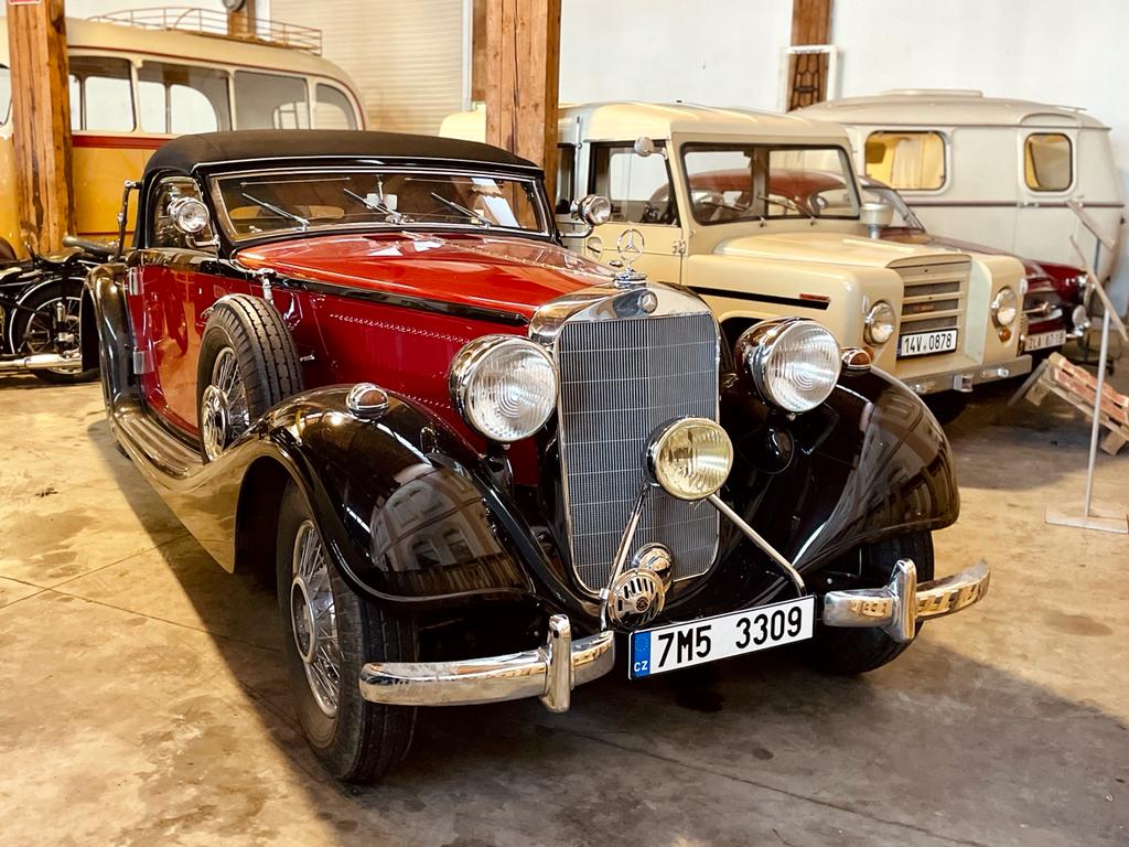Muzeum veteránů v KOVOZOO prezentuje téměř 60 exponátů, uvidíte zde auta od začátku 20. století až po 70.léta, motorky JAWA i Česká zbrojovka Strakonice.