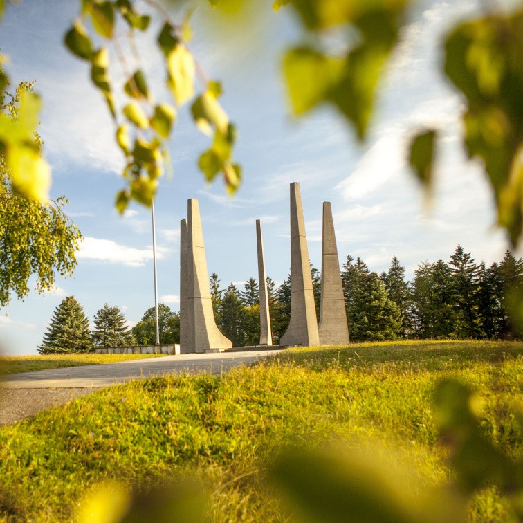 Národní kulturní památka Ploština připomíná tragédii 2. světové války.