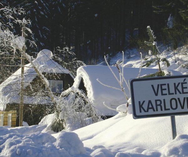 Zima ve Velkých Karlovicích na Valašsku.
