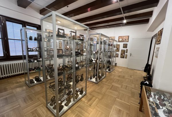 Městské muzeum v Brumově-Bylnici - expozice prezentuje historický vývoj žehliček nejrůznějších druhů a jejich příslušenství – od úplně prvních typů až k dnes běžným elektrickým pomocníkům v domácnosti_archiv město Brumov-Bylnice