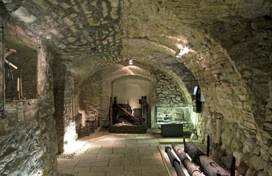 Muzeum Kroměřížska prostřednictvím expozice umístěné v historickém sklepení přibližuje veřejnosti vznik města Kroměříž.