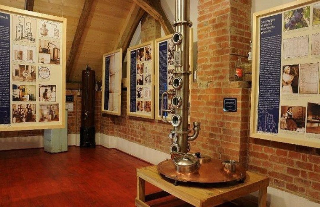 Vynalézavost lidí ve snaze získat ovocný destilát prezentuje Muzeum lidových pálenic ve Vlčnově. Tato v České republice ojedinělá expozice seznamuje veřejnost s podomáckou výrobou destilátů na moravsko-slovenském pomezí.