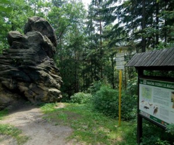 Z Valašského Meziříčí na dvě skály a rozhlednu