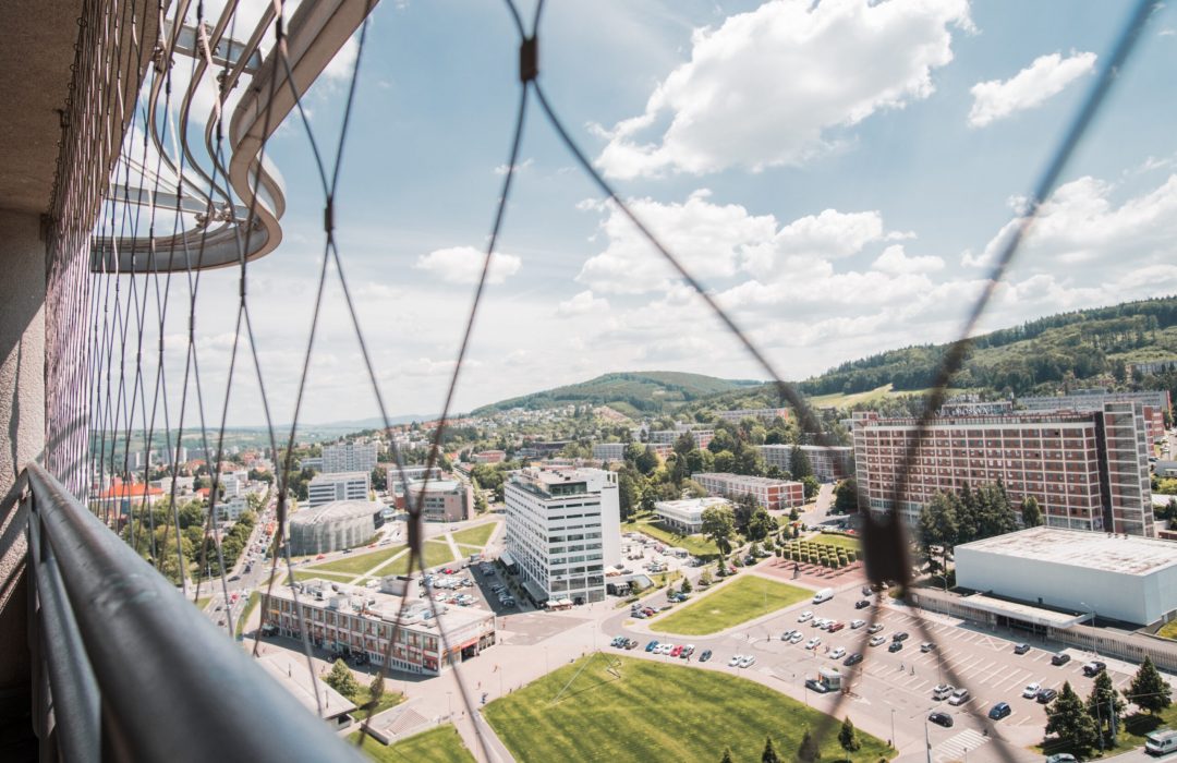 Zlín, Baťův mrakodrap a výhled na OBchodní dům, Kino a Hotel Moskva